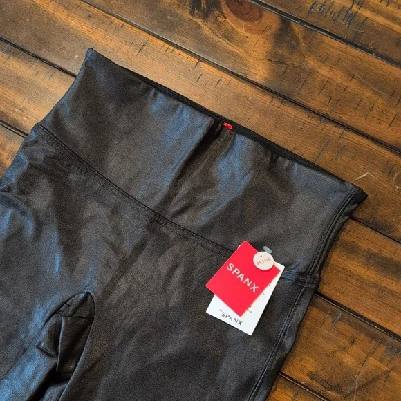 Spanx Faux Leather Leggings Petite - Picture 5 of 9